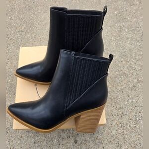 Soda Classic Black Ankle Boot with Stacked Heel - Women Size 8